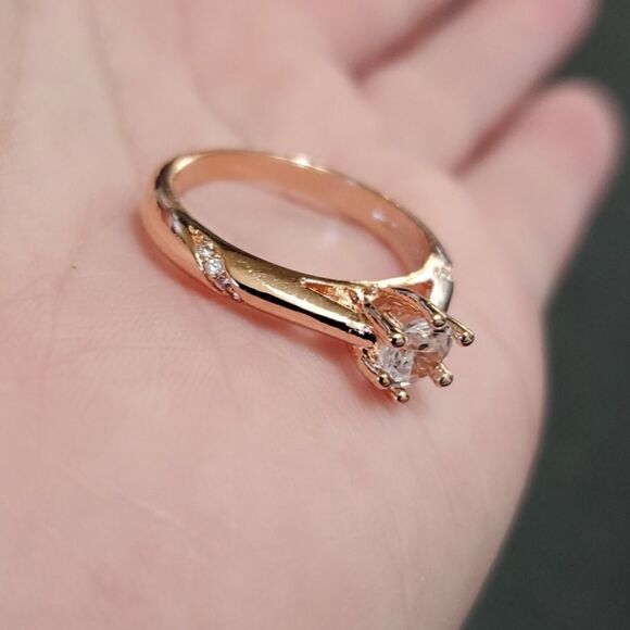 *Sale* Rose gold plated rhinestone ring approx size 7 - Picture 11 of 11